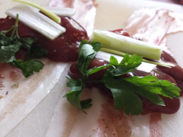 LCHF enolončnica iz brokulija, zelene in jetrci ovitimi v slanino